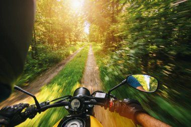 Ormanda turda motosiklet süren genç bir adamın görüntüsü. bireysel metniniz için kopyalama alanı.