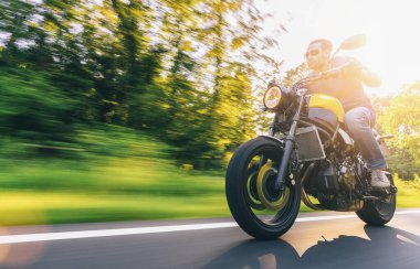 Gün batımında motosiklet sürerken ve motosiklet turunda eğlenirken. bireysel metniniz için kopyalama alanı.