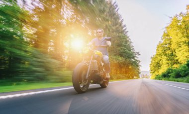 Boş bir yolda motorsiklet sürmek ve motosiklet turunda eğlenmek. bireysel metniniz için kopyalama alanı.