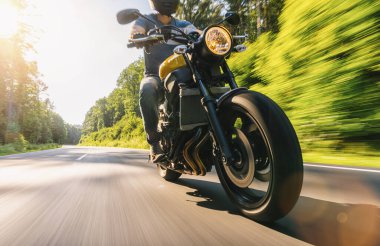 Gün batımında Alp otoyolunda motosiklet sürücüsü