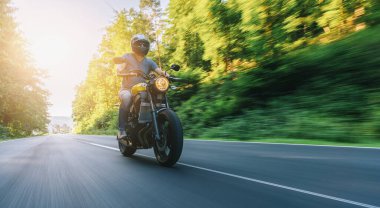 Motosiklet sürerken ve motosiklet turunda eğlenirken. bireysel metniniz için kopyalama alanı.