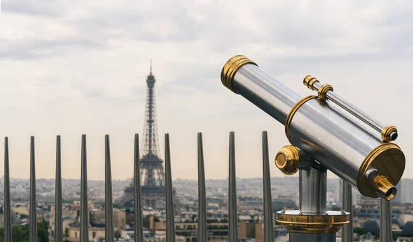 パリの望遠鏡でエッフェル塔の景色 フランス — ストック写真