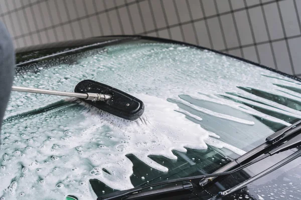 Using Brush Wash Car Car Washing Facility Sunny Summer Day — Stockfoto