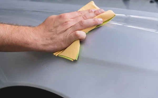 Hält Die Mikrofaser Der Hand Und Poliert Das Auto — Stockfoto