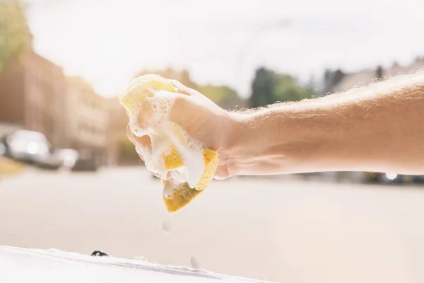 Hand Auswringt Schwamm Zum Autowaschen — Stockfoto