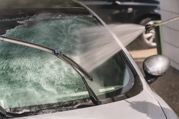 Lavado Coches Una Estación Lavado Coches Con Agua Alta Presión — Foto de Stock