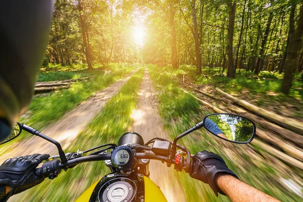 Ujęcie Pov Młodego Człowieka Jadącego Motocyklu Wycieczka Motocyklowa Lesie Copyspace — Zdjęcie stockowe