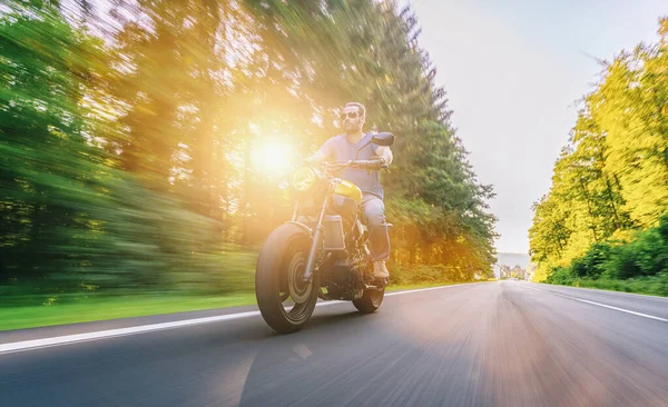 Scrambler Moto Estrada Vazia Divertindo Uma Viagem Moto Copyspace Para — Fotografia de Stock
