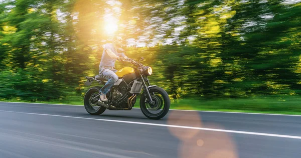 バイクで移動中だ オートバイツアーで空の道を走るのが楽しい 個々のテキストのコピースペースは — ストック写真