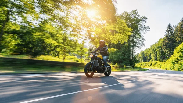 高速道路を走るバイクです バイクツアーで空の道を走るのを楽しんでる 個々のテキストのコピースペースは — ストック写真