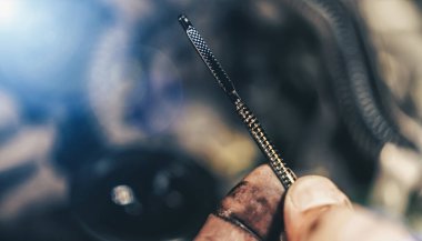 Tamirci, tamirhanedeki modern araba motorunun yağını kontrol etti. Tamir servisi. otantik yakın çekim