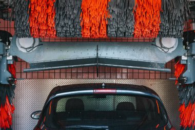 Otomatik oto yıkama kurutucusu çalışıyor