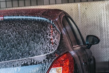 Akan su ve köpükle araba yıkama