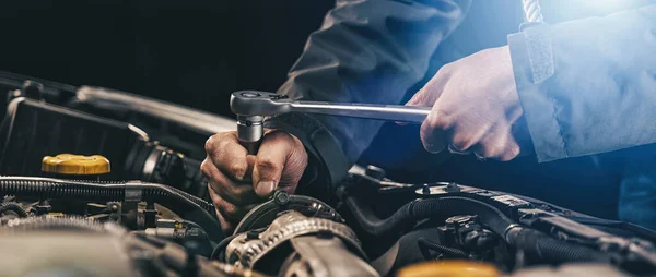 Mecánico Automóviles Trabajando Motor Del Coche Garaje Mecánico Servicio Reparación —  Fotos de Stock