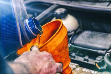 Motor otomobilinin şanzıman ve onarım ekipmanlarına yakıt doldurup, yağ dolduruyorum. Enerji yakıt kavramı.