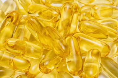 Omega 3 'ün balık yağı destek kapsülü kaynağı beyaz arkaplanda izole edilmiş.
