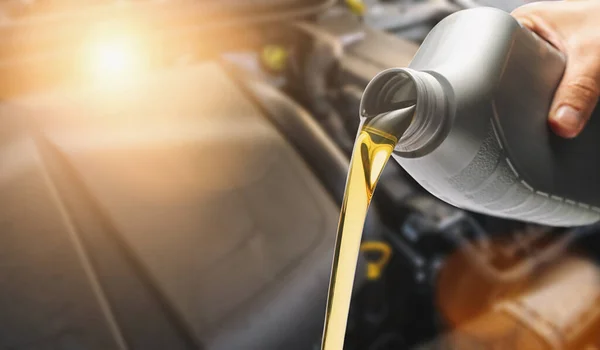 Ruční Nalití Oleje Automobilového Motoru Čerstvý Olej Nalitý Během Výměny — Stock fotografie