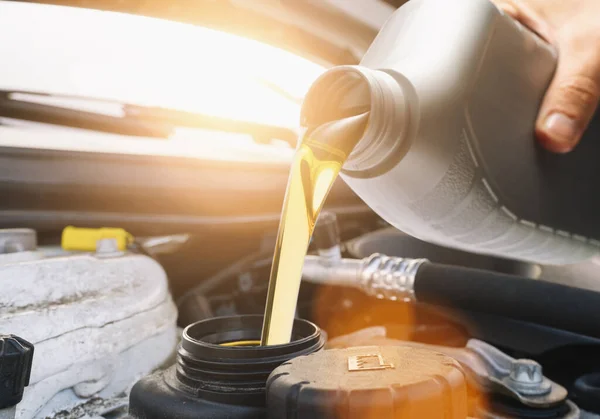 Motoröl Ergießt Sich Auto Motor — Stockfoto