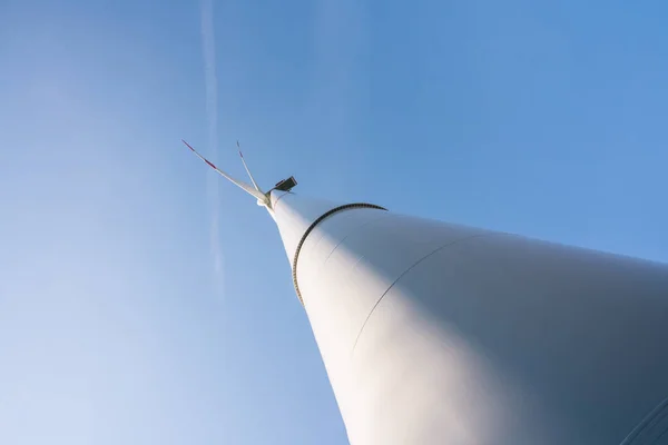 Větrná Turbína Vyrábějící Elektřinu Modrou Oblohou Koncepce Úspor Energie — Stock fotografie