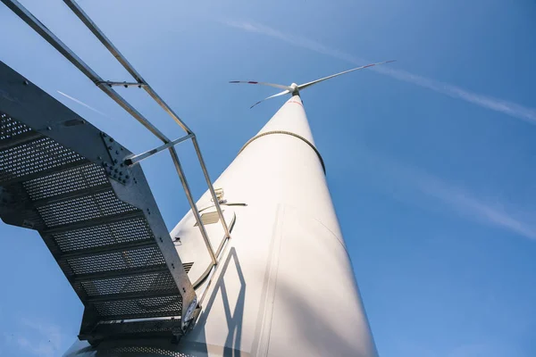 Industriální Větrné Turbíny Vyrábějící Elektřinu Modrou Oblohou Koncepce Úspor Energie — Stock fotografie