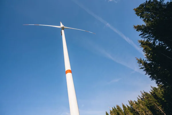 Větrná Turbína Lese Vyrábějící Elektřinu Modrou Oblohou Koncepce Úspor Energie — Stock fotografie
