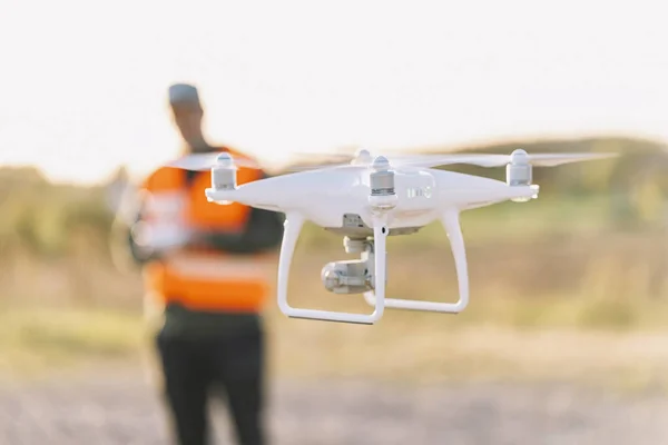 Inspection Des Drones Exploitant Inspectant Chantier Construction Volant Avec Drone — Photo