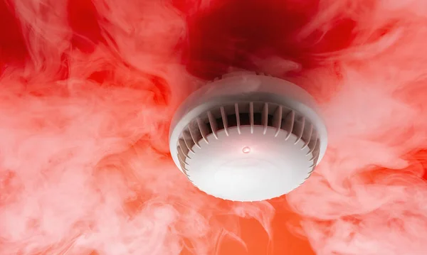 アパートの屋根に設置された煙探知機 — ストック写真