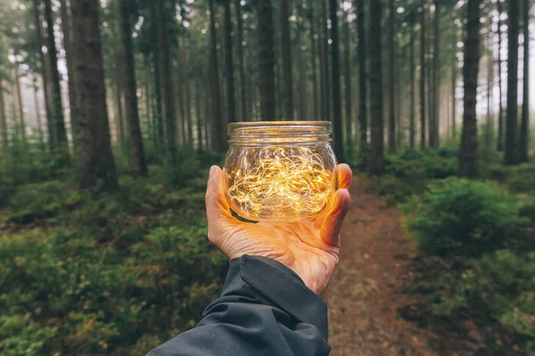 Homme Tenir Pot Transparent Avec Des Lumières Led Dans Une — Photo