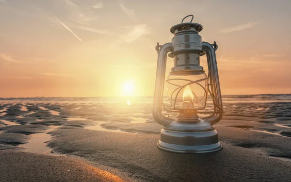 โคมไฟว นเทจตอนพระอาท นโรแมนต ชายหาด — ภาพถ่ายสต็อก