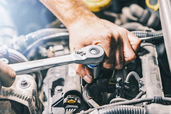 Kfz Mechaniker Mit Schraubenschlüssel Garage — Stockfoto