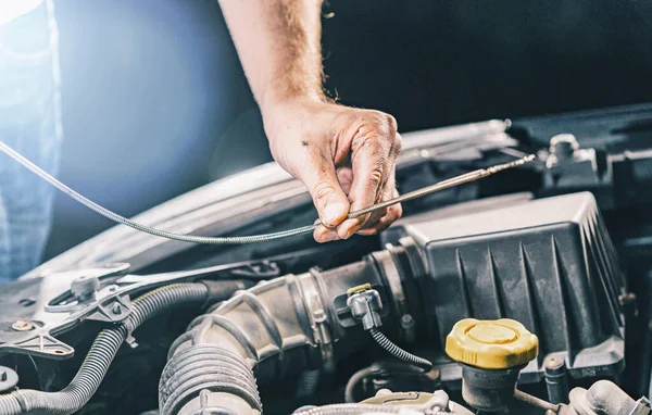 Hand Mechanic Repairing Car Check Oil — Stock Photo, Image