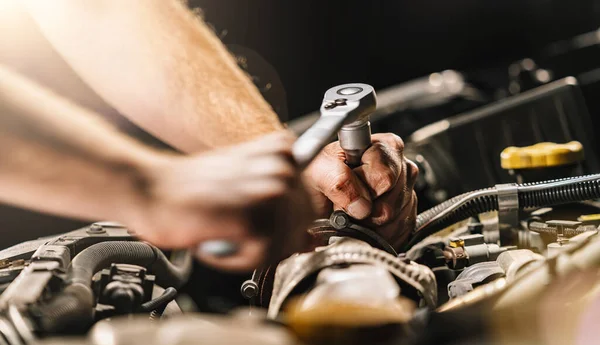 Automechaniker Kfz Reparaturservice Mit Schraubenschlüssel — Stockfoto