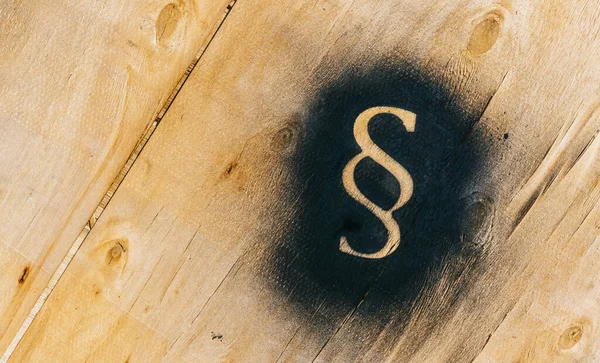 Символ Закона Справедливости Paragraph Sign Sprayed Wood Plate — стоковое фото