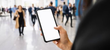 Ticaret fuarında beyaz ekranlı siyah cep telefonlu iş kadını eli bireysel metnin için telif alanı.