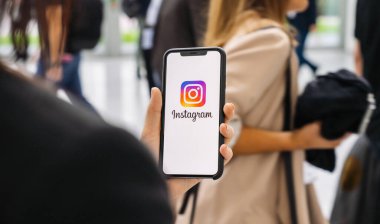 BERLİN, ALMANY JANUARY 2020: Yaya bölgesinde Instagram uygulaması logosu olan iPhone X 'leri tutan kadın. Instagram en büyük ve en popüler sosyal ağdır..