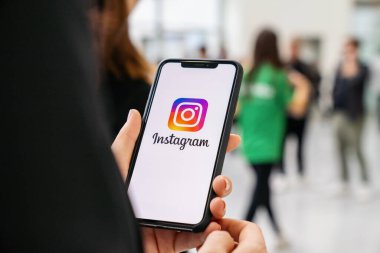 BERLİN, ALMANY JANUARY 2020: Yaya bölgesinde Instagram uygulaması logosu olan iPhone X 'leri tutan kadın. Instagram en büyük ve en popüler sosyal ağdır..