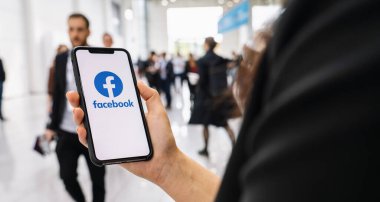 BERLİN, ALMANY JANUARY 2020: Yaya bölgesinde Facebook uygulaması logosu olan iPhone X 'leri tutan kadın. Facebook Şubat 2004 'te kurulan bir çevrimiçi sosyal ağ hizmetidir.