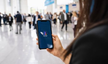 BERLİN, ALMANY JANUARY 2020: Ekranda FaceApp ile Hand Holding Iphone Xs, faceapp Uygulama Mağazası 'nda popüler bir fotoğraf düzenleme uygulaması. Ve yüzlerin son derece gerçekçi dönüşümlerini düzenlemek.