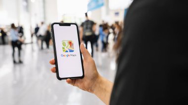 BERLİN, GERMANY JANUARY 2020: Google Maps uygulama o. Google Maps dünya çapında coğrafi bölgeler ve siteler hakkında bilgi sağlayan bir hizmettir.