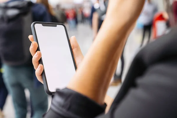 Affärskvinna Hand Hålla Svart Mobiltelefon Med Vit Skärm Mässa Copyspace — Stockfoto