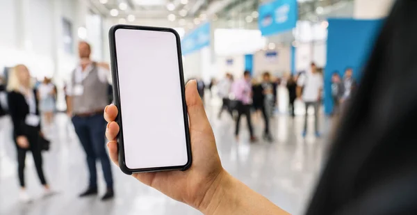 Affärskvinna Hand Hålla Svart Mobiltelefon Med Vit Skärm Mässa Copyspace — Stockfoto