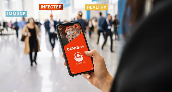 Coronavirus Tracking App Mobile Smartphone Close Woman Tracking Crowd People — Stockfoto