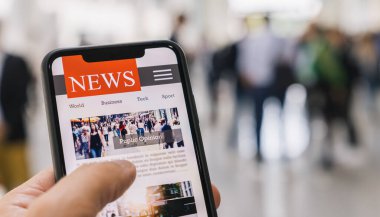 Cep telefonuyla internet haberleri. Akıllı telefon ekranını kapat. İş adamı başvuruda makaleler okuyor. El ele tutuşan akıllı cihaz. Model web sitesi. Gazete ve internet portalı.