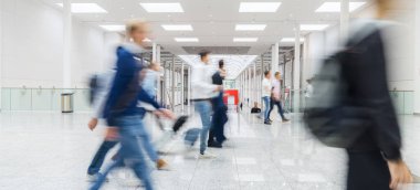 Birçok isimsiz iş adamı ticaret fuarına gider.