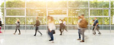 Anonim insanlar yaz ayinlerine başlık olarak giderler.