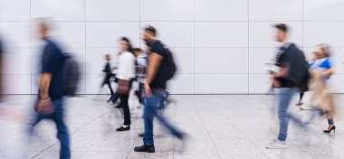 Modern ticaret fuarının salonunda isimsiz bir iş adamı topluluğu var.