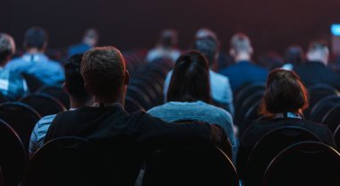 Konferans salonunda ya da seminer toplantısında, iş ve eğitim kavramında seyirciye arka bakış