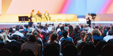 Katılımcı geçmişi olan konferans salonu veya seminer odası