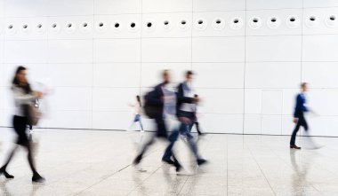 Birçok isimsiz insan alışveriş merkezine gider. 