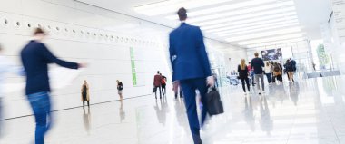 İsimsiz insanlar ofisteki salondan geçer.